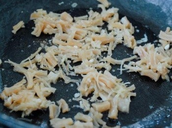 step3: 將瑤柱浸軟，蒸至軟身，然後撕成幼絲。鑊內下油，下薑未，再炒一炒瑤柱 （可把瑤柱蒸熟）