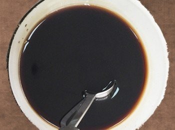 step1: 將《醃料》太白粉1大匙蛋液1/2顆 醬油1大匙混合均勻。