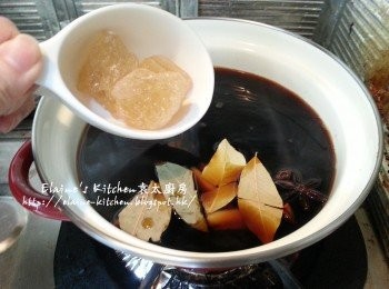 step7: 加入八角 , 月桂葉 , 冰糖及餘下薑片拌勻