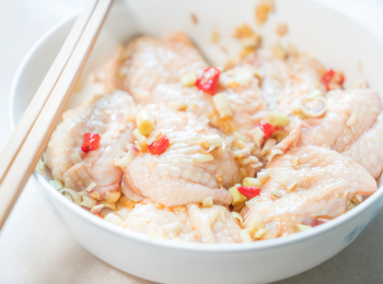 step1: <a href="https://bit.ly/3zHU5V3" target="_blank" data-keyword="雞中翼" class="guide-link"><strong>雞中翼</strong></a> <span style="display:inline-block;vertical-align:middle;margin-top:-3px;color:initial;border-radius:3px;padding:2px 3px;font-size:12px;line-height:14px;background:#87d300;color:#fff;">即買</span> 去骨，下香茅碎、魚露、老抽、蒜蓉和指天椒碎醃1小時