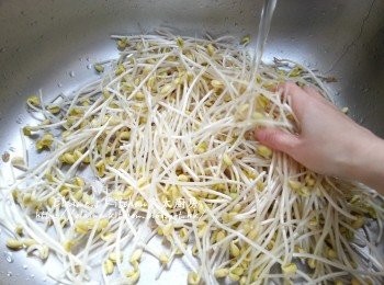step1: 大豆芽沖一沖洗後用水浸過面10分鐘