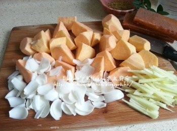 step2: 蕃薯切大件 , 百合撕成小片 , 薑去皮切絲