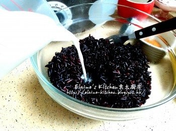 step6: 黑糯米蒸30分鐘後放入大碗內 , 加入之前煮好的椰汁拌勻