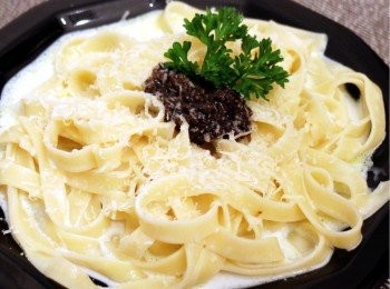 step4: 最後加上黑松露醬和現磨巴馬臣芝士碎即成。