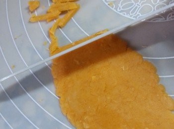 step16: 將咸蛋麵糰切成絲狀待用