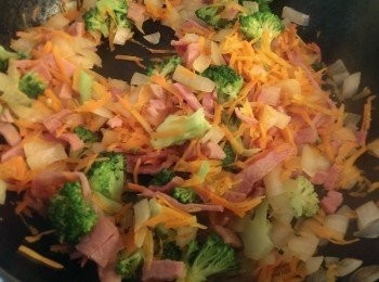 step2: 將蔬菜拌炒後再混合蛋及太白粉加入切丁的起司下鍋煎