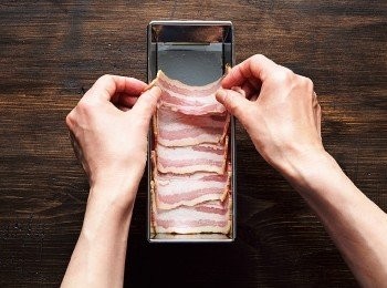 step3: 2.填入模型中在模型內側塗上一層薄薄的沙拉油（分量外）後，鋪上培根。