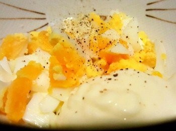 step2: 雞蛋煮至全熟去殼切粒，加入蛋黃醬，鹽及胡椒拌勻