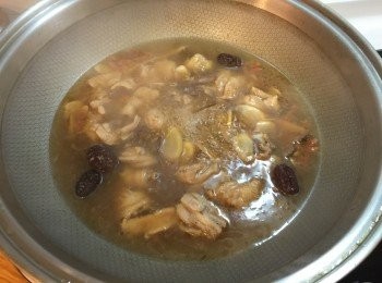 step5: 加入雞腿肉及醃漬的醬料煮15分鐘