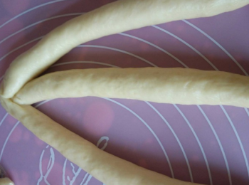 step7: 接著把12份麵團搓條，開始編辮子。