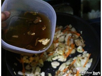 step6: 接著依麵條的量斟酌加入適量泡牛肝菌菇的水做為高湯 改欲大小火再次拌炒均勻
