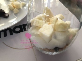 step4: 之後加入一半既乳酪，再加入切好既蘋果粒