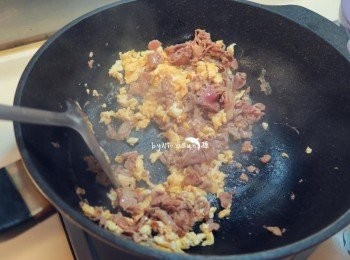 step3: 熱鍋少許油.將蛋炒成碎狀.再加入肉片拌炒