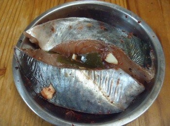 step1: 將所有調味料抓勻土魠魚靜置30分鐘,盛鋁箔紙包裹.烤箱預熱180度.