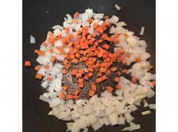step3: 炒鍋中放入少量的油,炒香洋蔥後放入紅蘿蔔丁略炒