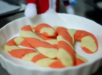 step5: 如麵糰太軟，可再放入雪櫃15分鐘，然後放入焗爐180度焗8至10分鐘即成！