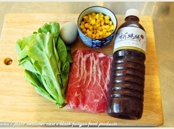 step1: 準備黑木耳養生露、玉米粒、白米、豬肉片與皮蛋等料理<span class="group_1">食材</span>。