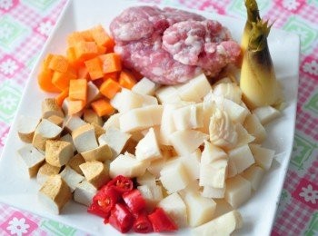 step2: 備料如圖~豬絞肉；綠竹筍、豆乾、紅蘿蔔切丁；辣椒等
