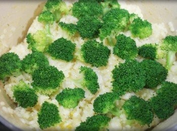 step8: 米飯8分熟時將花椰菜.起士絲.鮮奶油及一湯匙高湯加入~~ 熄火蓋上鍋蓋悶約5分鐘即可!!!