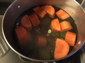 step2: 水滾後加入材料, 水再次滾起後轉小火