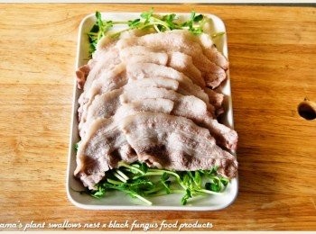 step3: 將五花肉片入鍋川燙至熟後，撈出瀝乾水分，逐一擺放在豌豆嬰上。