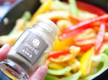 step5: 再加入原味椒鹽及少許的鹽巴調味