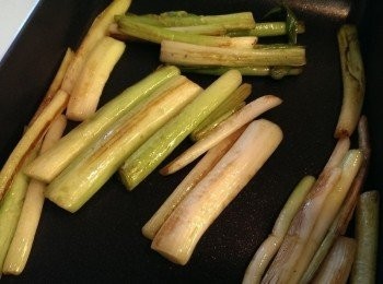 step5: 蔥白已煎出香氣即可