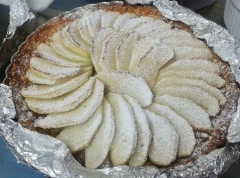 step6: 放入焗爐200度焗約25至30分鐘，可用刀插入蘋果內，如能輕鬆刺入便可