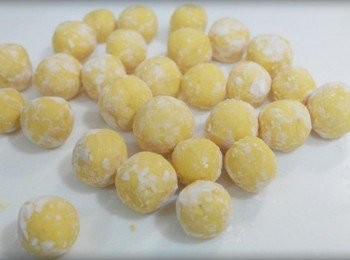 step5: 麵糰撒上少許太白粉~~ 然後揉成圓條狀再切成小段分別揉成小圓球:)