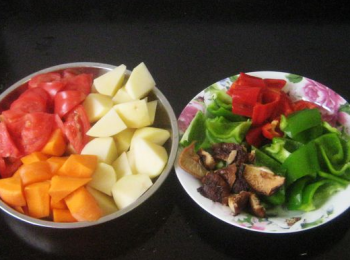 step2: 香菇用水發好，洗淨切塊，土豆，胡蘿蔔，番茄，青紅椒都洗淨切塊。