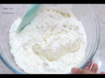 step2: 混合高筋麵、粉乾酵母水、蛋、糖、鹽、無鹽牛油溶液和水，攪拌成麵糰。