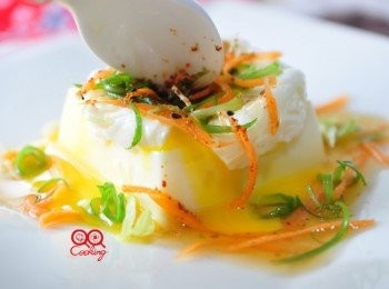 step6: 為什麼稱為這道料理為【冰熔岩芙蓉豆腐】?冰涼的水煮半熟蛋，用湯匙一口舀入，蛋黃隨即如火山熔岩般流出，超級美味!