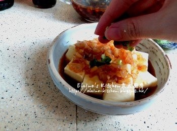 step10: 1小時後將雞蛋豆腐放上碟 , 淋上調味汁料 , 最後灑上蔥粒即可