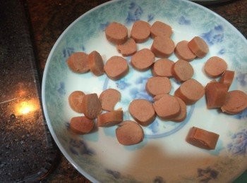 step5: 係煮意粉既同時都放左兩條廚師腸一齊煮，約4分鐘到拎起切小舊