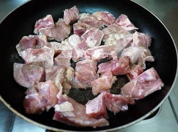 step2: 起鍋不用放油，將皮朝下撒上少許胡椒鹽，煎至金黃再翻面