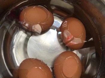 step2: 雞蛋烚熟去殼待用