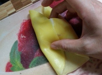 step16: 將皮對摺包起,放入雪櫃雪凍即可