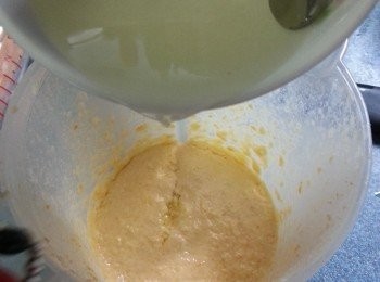 step12: 再倒入魚膠粉糖水拌勻,放入雪櫃雪至硬身