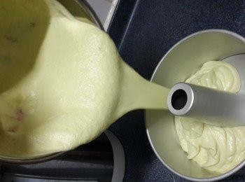 step12: 將麵糊倒入戚風蛋糕模內。 用兩手約拇指輕按住柱狀內模， 其餘的手指則按住外模，拿起模型輕輕扣打， 讓麵糊均勻地平整開來