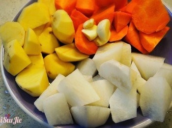 step2: 薯仔，甘荀，白蘿蔔用滾刀方式切大塊，要不然溶掉就吃不到了。蒜頭去衣備用。