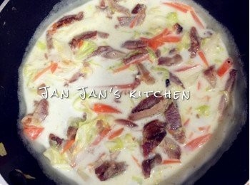 step3: 下餅糊，不要太薄，因有不少材料，否則反面時餅皮容易斷開。
因叉燒本身有油，如所選材料較乾身，便要下些少油才煎餅皮會比較金黃。