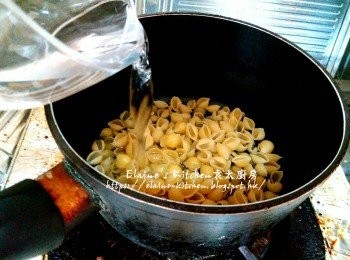 step1: 將貝殼粉放入煲內 , 加水蓋過面 , 用中火煮滾