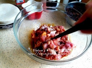 step3: 期間將豬肉碎放入大碗內加入雞粉 , 薑汁及<span class="group_2">醃料</span>拌勻先靜待30分鐘