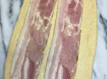 step4: 用棍輕輕壓出麵團內的空氣，然後再壓成長方型，將煙肉排放上面後由長的一方開始捲起。之後將條狀麵團切成六小段，排放在焗盤上作最後發酵，需時大約 40 - 50 分鐘。