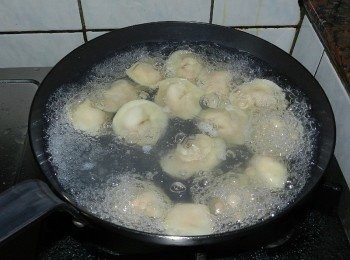 step6: 水滾後先下一匙鹽，再下餃子，可防止餃子沾粘，滾約一分鐘下半碗水，再滾後一分鐘起鍋