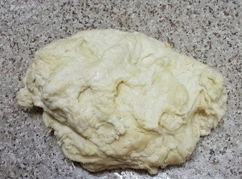 step2: 在碗內搓麵糰約五分鐘，逐少加入剩餘的水，將麵糰搓至成形