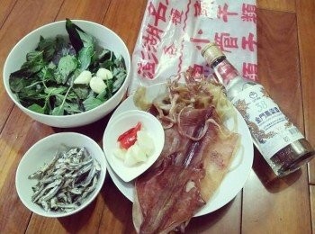 step1: 將含豐富的EPA、DHA丁香魚、小管干切段、辣椒斜切、蒜頭敲碎、九層塔的全部<span class="group_1">食材</span>洗淨，備用； 【澎湖野生水產的產品皆通過政府檢驗及SGS認證，讓大家吃得更安心， 更是五星級飯店主廚指定<span class="group_1">食材</span>，讓大家有實惠價格輕鬆吃到頂級<span class="group_1">食材</span>。】