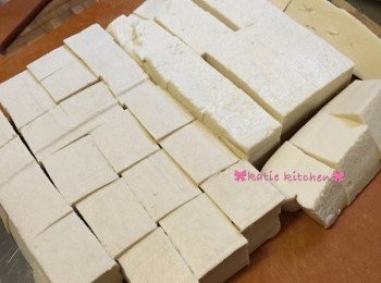 step2: 先將豆腐切粒，用廚房紙印乾所有水份備用