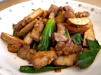 step4: 起鍋前加上少許米酒和醬油即可。