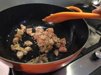 step4: 7. 原鑊炒雞肉，炒到8成熟，中途落少少酒增加香味，上碟備用
